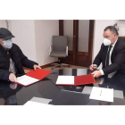 El acuerdo se firmó ayer entre Emilio Gutiérrez y Eduardo Morán. DL