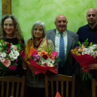Momento de la entrega del premio a los representantes de Bodegas Casis. DL