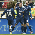 El delantero del Real Madrid Gareth Bale (d) celebra con sus compañeros el gol marcado ante el Rayo Vallecano