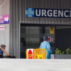 Un hombre en silla de ruedas accede a las Urgencias del Hospital Clínico de Valladolid. R. GARCÍA