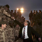 Blair saluda a los soldados destinados en Irak en el 2009.