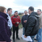 Trabajadores antes de entrar ayer a la reunión de la UTE