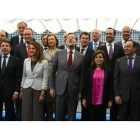 Rajoy y Saénz de Santamaría posan con los barones del PP, este lunes en Madrid.