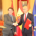 Alfonso Fernández Mañueco y José Antonio Diez sellaron el acuerdo con un apretón de manos. RAMIRO
