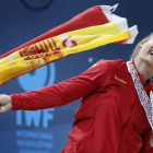 Lidia Valentín celebra con la bandera de España y las medallas de oro colgadas en su cuello su éxito en el Europeo, el de una campeona que no se cansa de ganar. GHEMENT