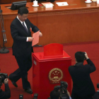 Xi Jinping deposita su voto en la sesión que aprobó la reforma constitucional.