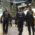 La policía patrulla en el mercadillo navideño Breitscheidplatz en Berlín, un año después del atentado.