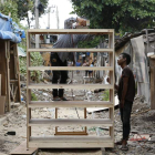 Dos artesanos fabrican una estantería con palés de madera en el barrio pobre de Khlong Toey, en Bangkok. BÁRBARA WALTON