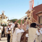 Los pastores entrelazan sus cayados en uno de los bailes ante la Virgen del Rosario.