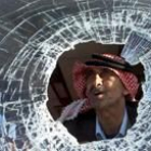 Un palestino observa el boquete efectuado por la explosión de una bomba en Cisjordania