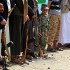 Un niño yemení participa en una marcha junto a varios rebeldes huties para reclutar más efectivos para defender el frente de Hodeida.