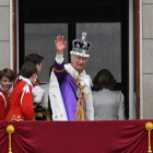 El rey Carlos III saluda desde el palco de Buckinham Palace tras ser coronado. NEIL HALL