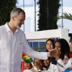 El rey saluda a niños a su llegada a la XXVIII Cumbre Iberoamericana de Jefes de Estado y de Gobierno, en Santo Domingo. MAURICIO DUENAS CASTANEDA