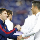 Messi y Cristiano se saludan en la previa del Barcelona-Real Madrid del pasado mes de abril.