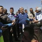 El secretario general de la ONU, António Gutterres (c) durante una visita a un campo de refugiados sirios de Zaatari en Jordania, este martes.