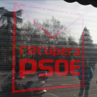 Logotipo de la plataforma crítica 'Recupera PSOE' en la fachada de su sede en la calle de Ferraz de Madrid.