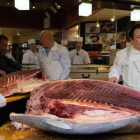 Empleados del restaurante que ha comprado el atún más caro en la subasta de Tokio, con el ejemplar.