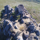 El castillo Casa de la Peña. La foto aérea, tomada con un dron, permite localizar la torre del homenaje, el aljibe redondeado y los lienzos de la muralla que aún se conservan. GEOBIT SL/ HERMINIO DIOS