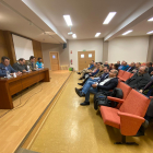 Imagen de la reunión de los representantes del PP en La Bañeza. DL