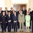 Los Reyes de España posan junto a los miembros de la Comisión de las Fuerzas de Seguridad del Estado