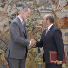 El rey junto al presidente del Senado, el popular Pedro Rollán. CHEMA MOYA