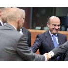 De Guindos saluda a otros ministros de Economía de la UE.