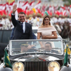 Bolsonaro y su esposa se dirigen al Parlamento de Brasil.