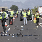 Agentes de la Guardia Civil y miembros de Emergencias en el lugar donde la conductora de un turismo ,que ha dado positivo en el control de alcohol y drogas , ha arrollado a un grupo de seis ciclistas.