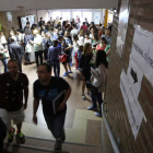 Los aspirantes a ocupar un puesto de profesor al inicio de los exámenes ayer.