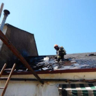 Los bomberos, ayer trabajando desde el tejado. DL