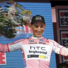 Marco Pinotti lo celebra en el podio tras conseguir la primera maglia rosa del Giro 2011.