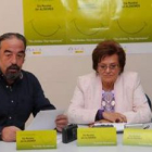 Guillermo Cuesta y Mercedes García, ayer en la unidad de memoria de la asociación.