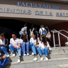 Alumnos de Enfermería en un descanso de las clases en las escaleras de su centro. MARCIANO