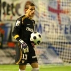 El portero sevillista, poco antes de sacar una pelota de su área