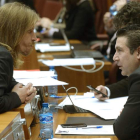 Pablo Fernández conversa con el procurador de UPL, Santos, en la sesión de ayer. NACHO GALLEGO