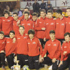 El equipo cadete que entrena Juanín posa con el trofeo de campeón. DL