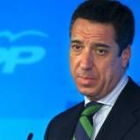 Zaplana, durante su rueda de prensa de ayer en Ferraz