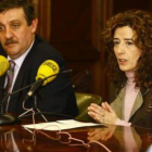 Juan Arias, a la izquierda, escucha a Natalia Picallo durante la rueda de prensa conjunta ofrecida a