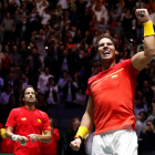 Rafa Nadal celebra la victoria en el partido de dobles ante Inglaterra ante su compañero Feliciano López. KIKO HUESCA (Efe)