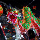 Un dragón desfila por las calles del barrio chino de Ragún durante las celebraciones de Año Nuevo