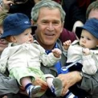 Bush se fotografía con dos gemelos en un acto electoral