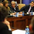 El alcalde, de espaldas, frente a frente con el portavoz del PP en uno de sus múltiples enfrentamientos durante la sesión.