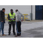 Dos personas entregando ayer su currículo a la entrada de LM.