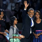 Barack Obama, acompañado de su esposa, Michelle, y de sus hijas Malia (derecha) y Sasha, saluda a sus seguidores, antes de dirigirse a sus seguidores, en Chicago.