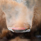 Sebastien Loeb (Peugeot) atraviesa un charco en la etapa de hoy del Dakar.