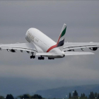 Avión de Emirates despegando en Manchester