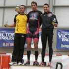 El atleta leonés, primero por la derecha, en el podium.