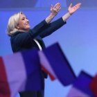Le Pen se dirige al público durante el acto de Reagrupación Nacional en París.