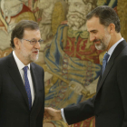 Mariano Rajoy conversa con el rey momentos antes de que jurara su cargo. ÁNGEL DÍAZ