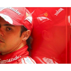 El piloto brasileño de Fórmula Uno Felipe Massa, de Ferrari, permanece en el garaje del equipo durante la primera sesión de entrenamientos en Shangai.
